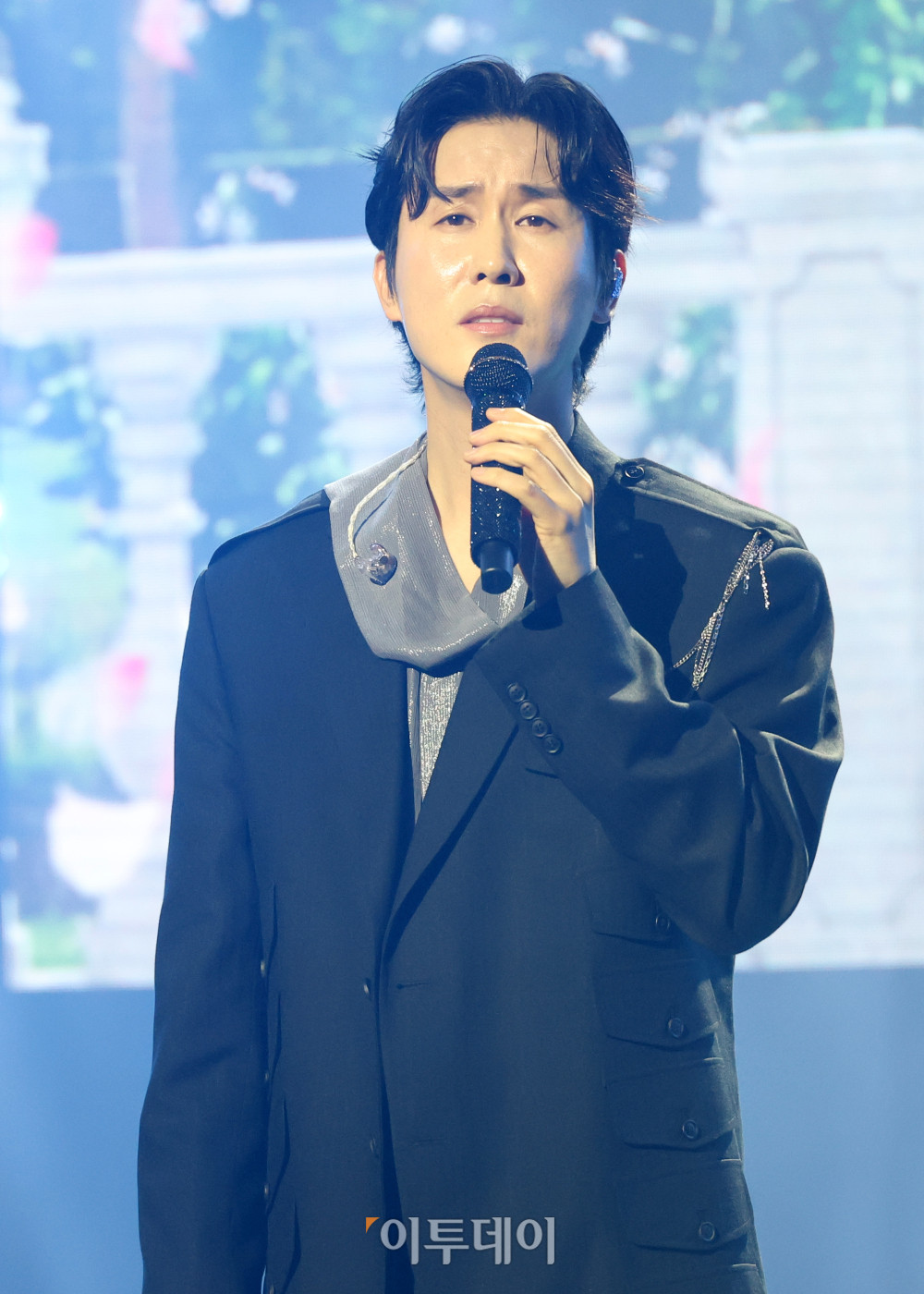 ▲11일 서울 서대문구 연세대 100주년 콘서트홀에서 열린 비바브라보 2nd Festival에서 가수 신유가 공연을 하고 있다. 고이란 기자 photoeran@