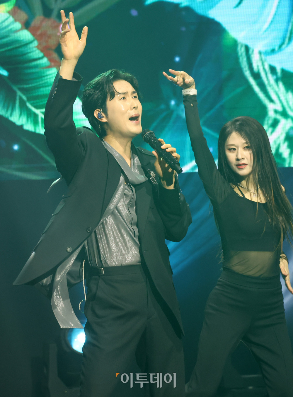 ▲11일 서울 서대문구 연세대 100주년 콘서트홀에서 열린 비바브라보 2nd Festival에서 가수 신유가 공연을 하고 있다. 고이란 기자 photoeran@