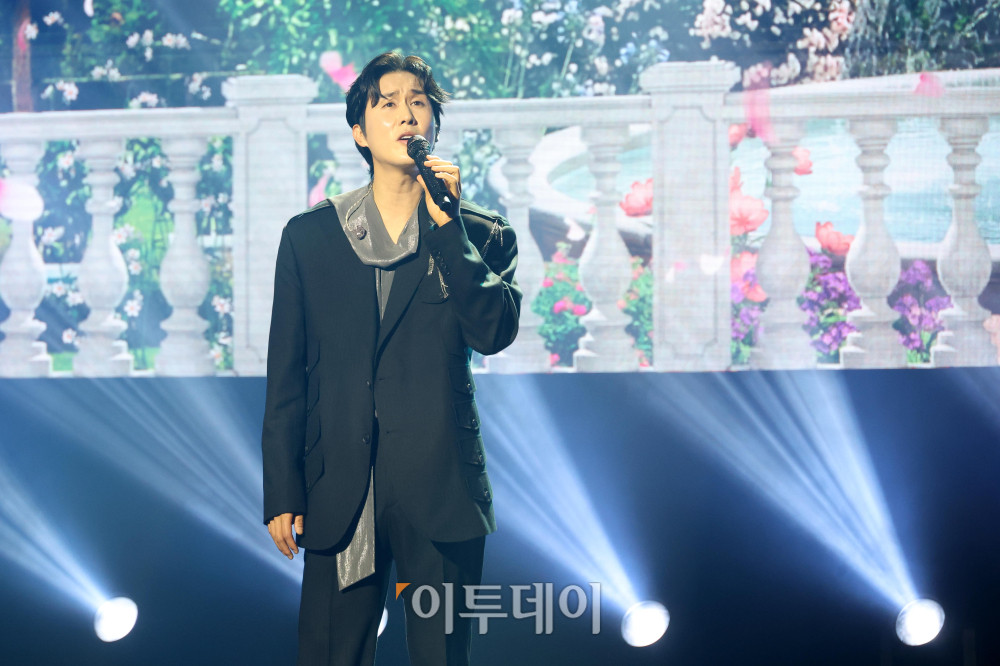 ▲11일 서울 서대문구 연세대 100주년 콘서트홀에서 열린 비바브라보 2nd Festival에서 가수 신유가 공연을 하고 있다. 고이란 기자 photoeran@