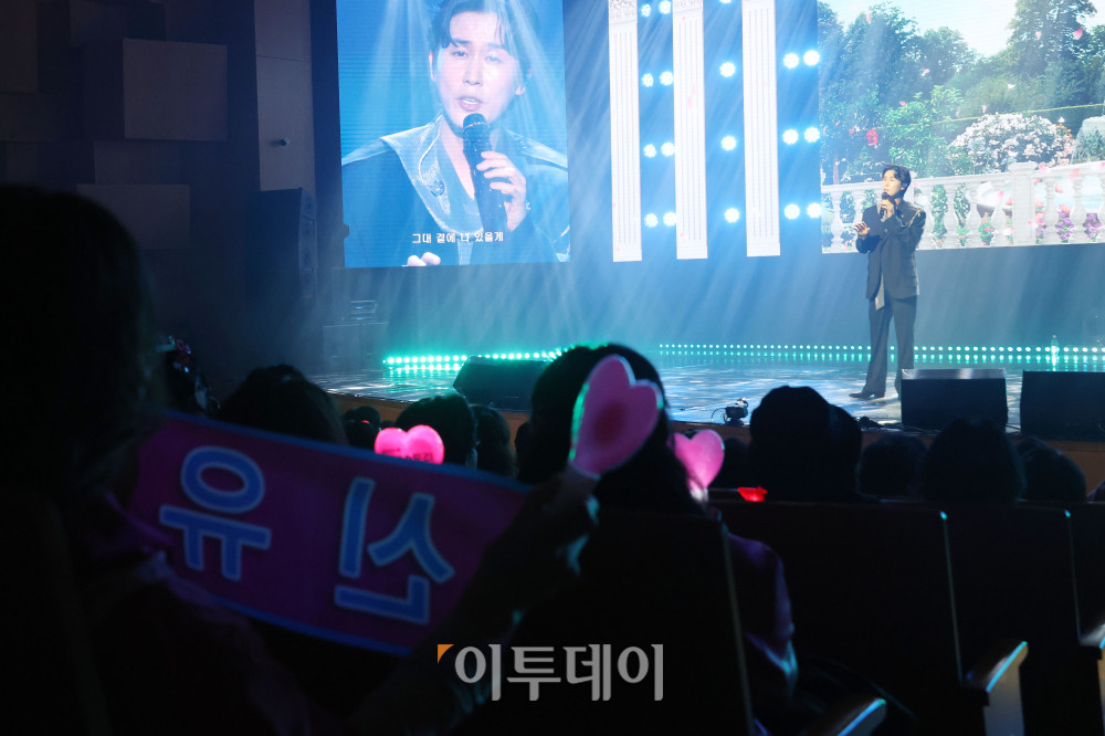 ▲11일 서울 서대문구 연세대 100주년 콘서트홀에서 열린 비바브라보 2nd Festival에서 가수 신유가 공연을 하고 있다. 고이란 기자 photoeran@