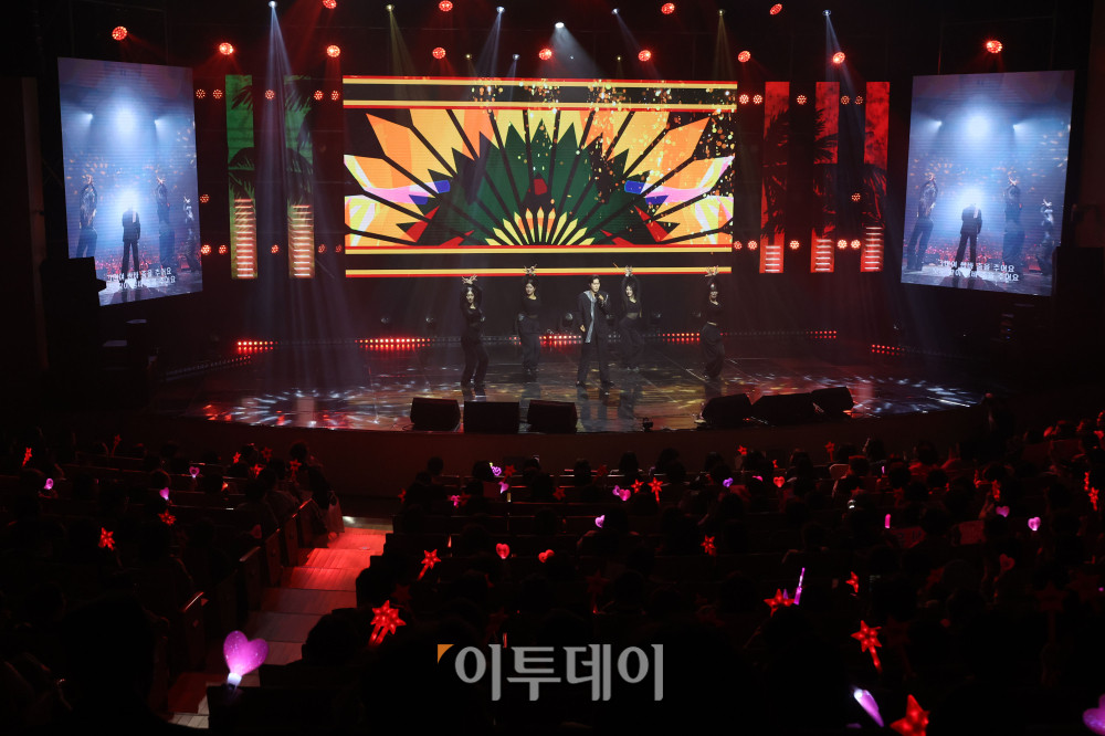 ▲11일 서울 서대문구 연세대 100주년 콘서트홀에서 열린 비바브라보 2nd Festival에서 가수 신유가 공연을 하고 있다. 고이란 기자 photoeran@