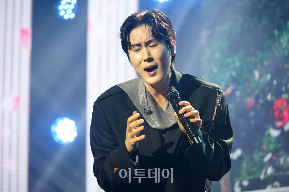 ▲11일 서울 서대문구 연세대 100주년 콘서트홀에서 열린 비바브라보 2nd Festival에서 가수 신유가 공연을 하고 있다. 고이란 기자 photoeran@
