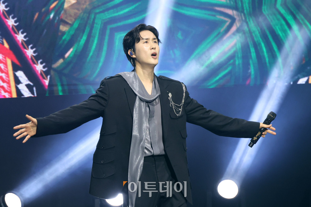 ▲11일 서울 서대문구 연세대 100주년 콘서트홀에서 열린 비바브라보 2nd Festival에서 가수 신유가 공연을 하고 있다. 고이란 기자 photoeran@
