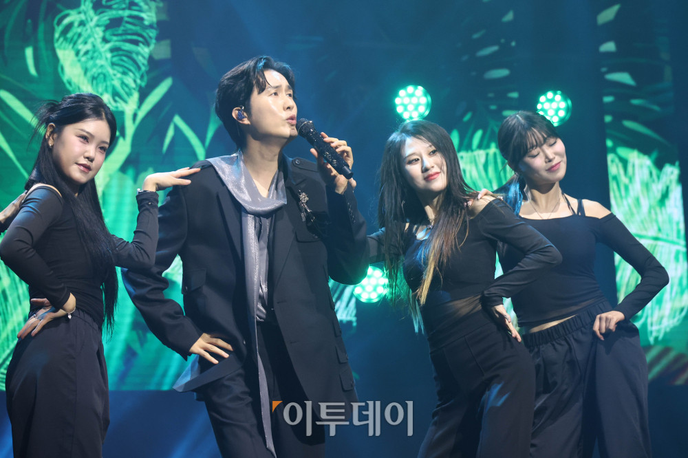 ▲11일 서울 서대문구 연세대 100주년 콘서트홀에서 열린 비바브라보 2nd Festival에서 가수 신유가 공연을 하고 있다. 고이란 기자 photoeran@