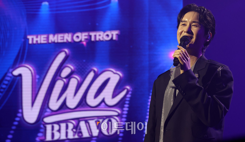 ▲11일 서울 서대문구 연세대 100주년 콘서트홀에서 열린 비바브라보 2nd Festival에서 가수 신유가 공연을 하고 있다. 고이란 기자 photoeran@