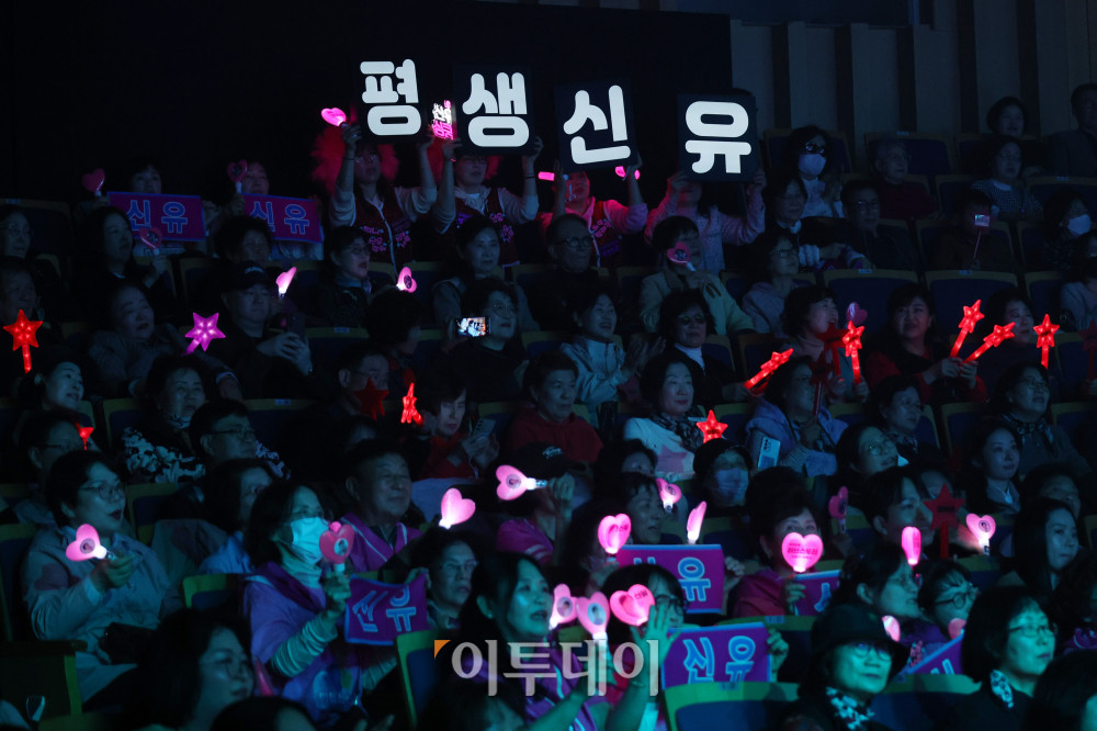 ▲11일 서울 서대문구 연세대 100주년 콘서트홀에서 열린 비바브라보 2nd Festival에서 관객들이 가수 김수찬, 신유의 공연을 관람하고 있다. 고이란 기자 photoeran@