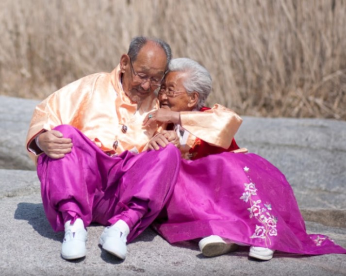 ▲故 조병만 할아버지(왼)와 故 강계열 할머니. (출처= 영화 ‘님아 그 강을 건너지 마오’)