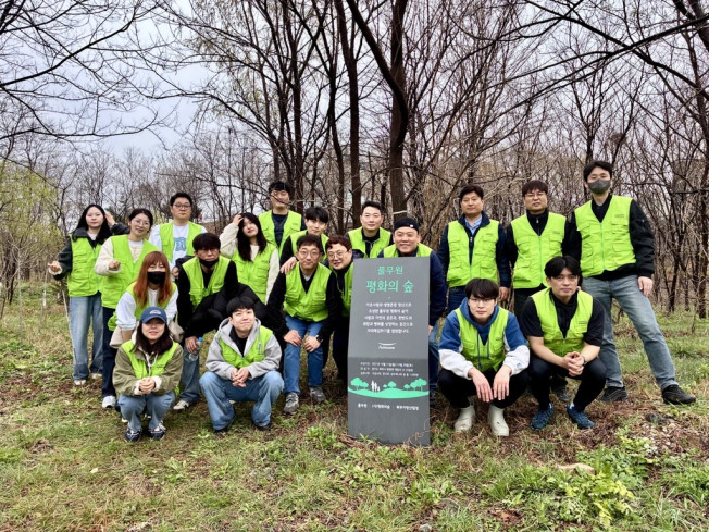 ▲풀무원이 경기도 파주시 탄현면 대동리 일대 ‘풀무원 평화의 숲’에서 풀무원푸드앤컬처 임직원들과 함께 숲 가꾸기 사회공헌활동을 진행했다. (사진제공=풀무원)
