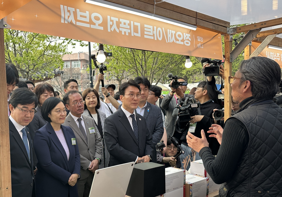 ▲김민석 국무총리와 한성숙 중소벤처기업부 장관이 11일 전북 전주시 전북대학교에 마련된 ‘4월 동행축제’ 개막전 부스를 둘러보며 소상공인과 이야기를 나누고 있다. (서이원 기자 @iwonseo96)