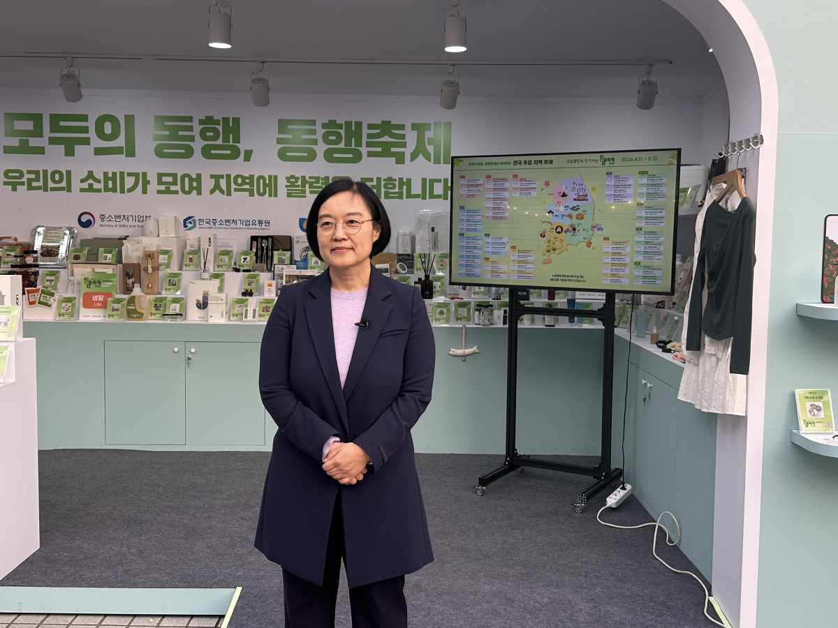 ▲한성숙 중소벤처기업부 장관이 11일 전북 전주시 전북대학교에 마련된 ‘4월 동행축제’ 개막전 부스에서 홍보 영상을 촬영하고 있다. (서이원 기자 @iwonseo96)