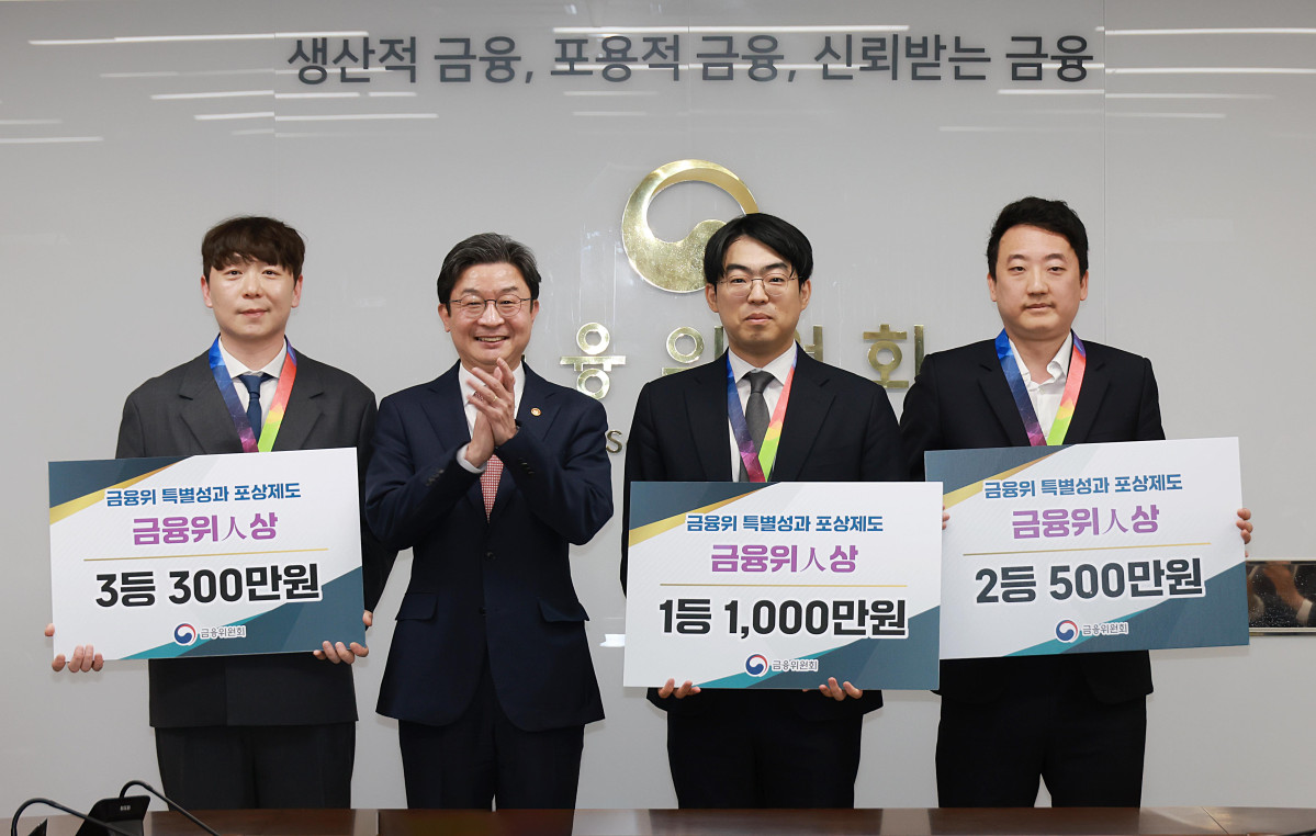 ▲(왼쪽부터) 정인건 주무관, 이억원 금융위원장, 이용준 사무관, 이상원 사무관이 10일 정부서울청사에서 '금융위人상시상식'을 마치고 기념촬영을 하고 있다. (사진제공=금융위원회)