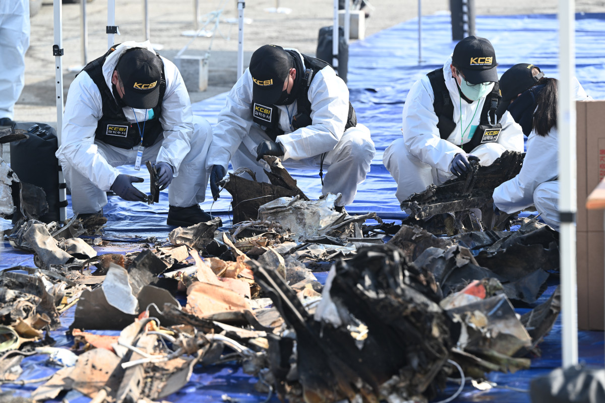 ▲올해 2월 12일 전남 무안 국제공항에서 12·29여객기 참사 사고기 잔해물 재조사 모습. (뉴시스)