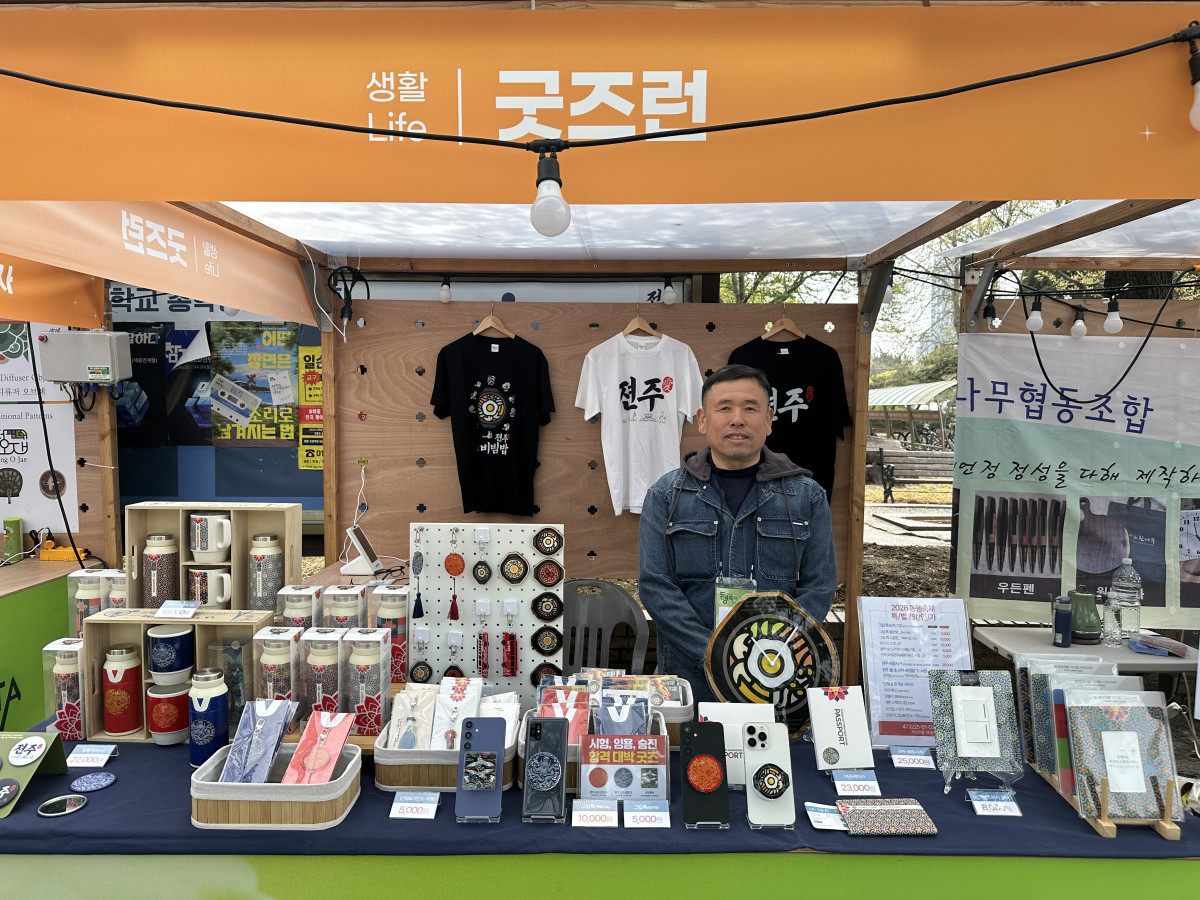 ▲11일 배응선 더씽킹 대표가 전북 전주시 전북대학교에 마련된 ‘4월 동행축제’ 부스에서 포즈를 취하고 있다. (서이원 기자 @iwonseo96)