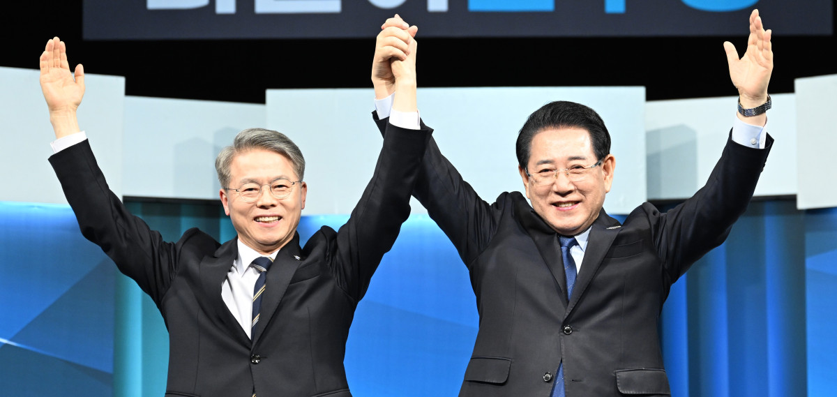 ▲더불어민주당 전남광주통합특별시장 결선 후보인 민형배(왼쪽) ·김영록(오른쪽) 후보가 9일 오후 광주 남구 광주MBC 공개홀에서 열린 전남광주통합특별시장 민주당 후보 토론회에 앞서 만세를 하고 있다. (사진=뉴시스)