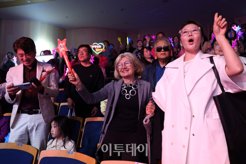 ▲에밀리아 가토 주한 이탈리아 대사가 12일 서울 서대문구 연세대 100주년 콘서트홀에서 열린 비바브라보 2nd Festival에서 공연을 관람하고 있다. 고이란 기자 photoeran@