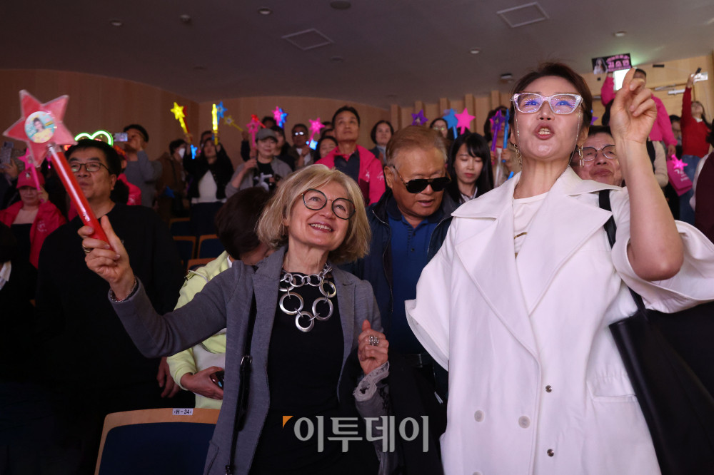 ▲에밀리아 가토 주한 이탈리아 대사가 12일 서울 서대문구 연세대 100주년 콘서트홀에서 열린 비바브라보 2nd Festival에서 공연을 관람하고 있다. 고이란 기자 photoeran@