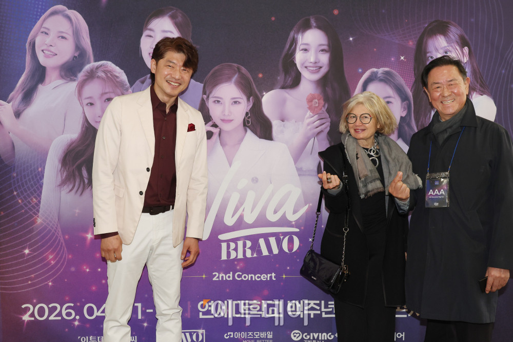 ▲이종재(오른쪽부터) 이투데이그룹 부회장, 에밀리아 가토 주한 이탈리아 대사, 박철환 에이비씨컨텐츠그룹 총괄대표가 12일 서울 서대문구 연세대 100주년 콘서트홀에서 열린 비바브라보 2nd Festival에서 기념촬영을 하고 있다. 고이란 기자 photoeran@