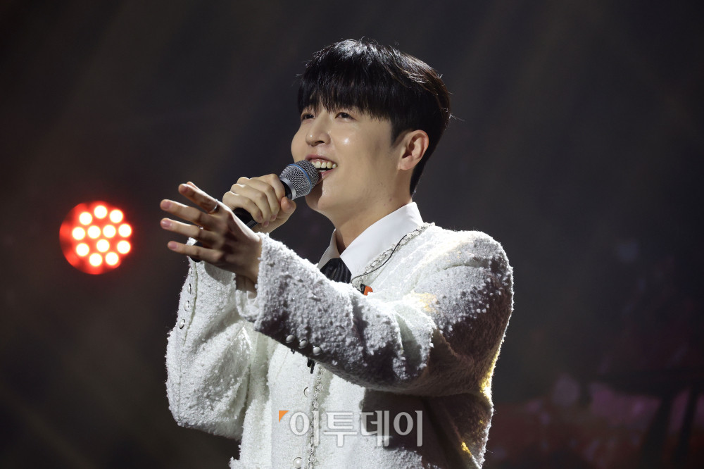 ▲12일 서울 서대문구 연세대 100주년 콘서트홀에서 열린 비바브라보 2nd Festival에서 가수 최윤하가 게스트 공연을 하고 있다. 고이란 기자 photoeran@