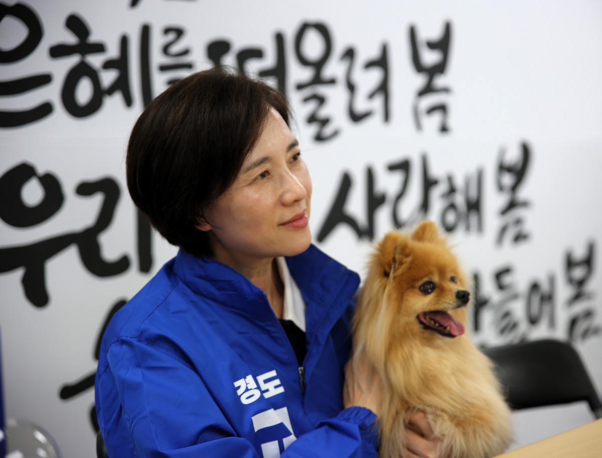 ▲유은혜 경기도교육감 예비후보가 12일 이웅종 동신대학교 석좌교수와의 간담회에서 반려견 '보리'와 교감하고 있다. (유은혜 예비후보 캠프)
