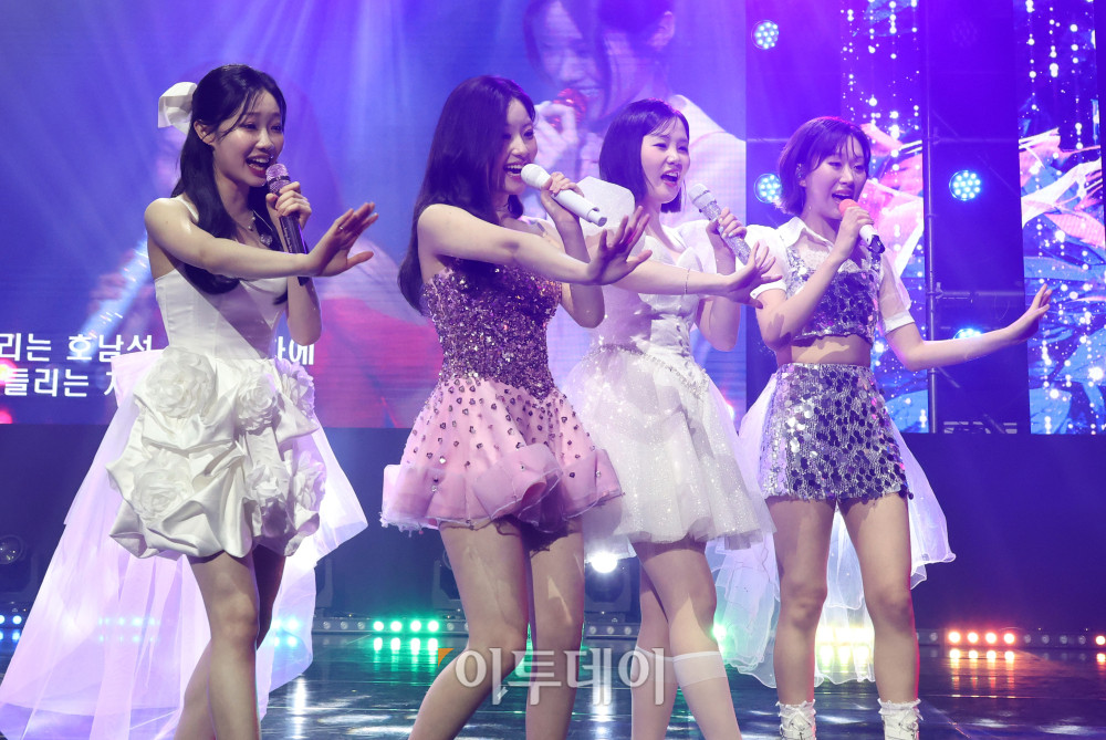 ▲12일 서울 서대문구 연세대 100주년 콘서트홀에서 열린 비바브라보 2nd Festival에서 미스트롯3 Top7 정서주, 배아현, 오유진, 미스김, 나영, 김소연, 정슬이 공연을 하고 있다. 고이란 기자 photoeran@