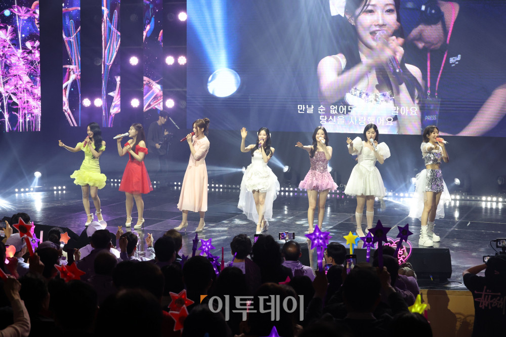 ▲12일 서울 서대문구 연세대 100주년 콘서트홀에서 열린 비바브라보 2nd Festival에서 미스트롯3 Top7 정서주, 배아현, 오유진, 미스김, 나영, 김소연, 정슬이 공연을 하고 있다. 고이란 기자 photoeran@
