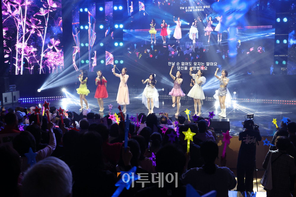 ▲12일 서울 서대문구 연세대 100주년 콘서트홀에서 열린 비바브라보 2nd Festival에서 미스트롯3 Top7 정서주, 배아현, 오유진, 미스김, 나영, 김소연, 정슬이 공연을 하고 있다. 고이란 기자 photoeran@