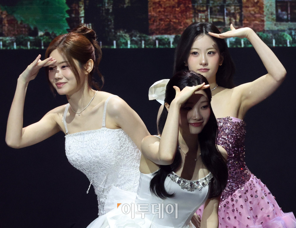 ▲12일 서울 서대문구 연세대 100주년 콘서트홀에서 열린 비바브라보 2nd Festival에서 미스트롯3 Top7 정서주, 배아현, 오유진, 미스김, 나영, 김소연, 정슬이 공연을 하고 있다. 고이란 기자 photoeran@
