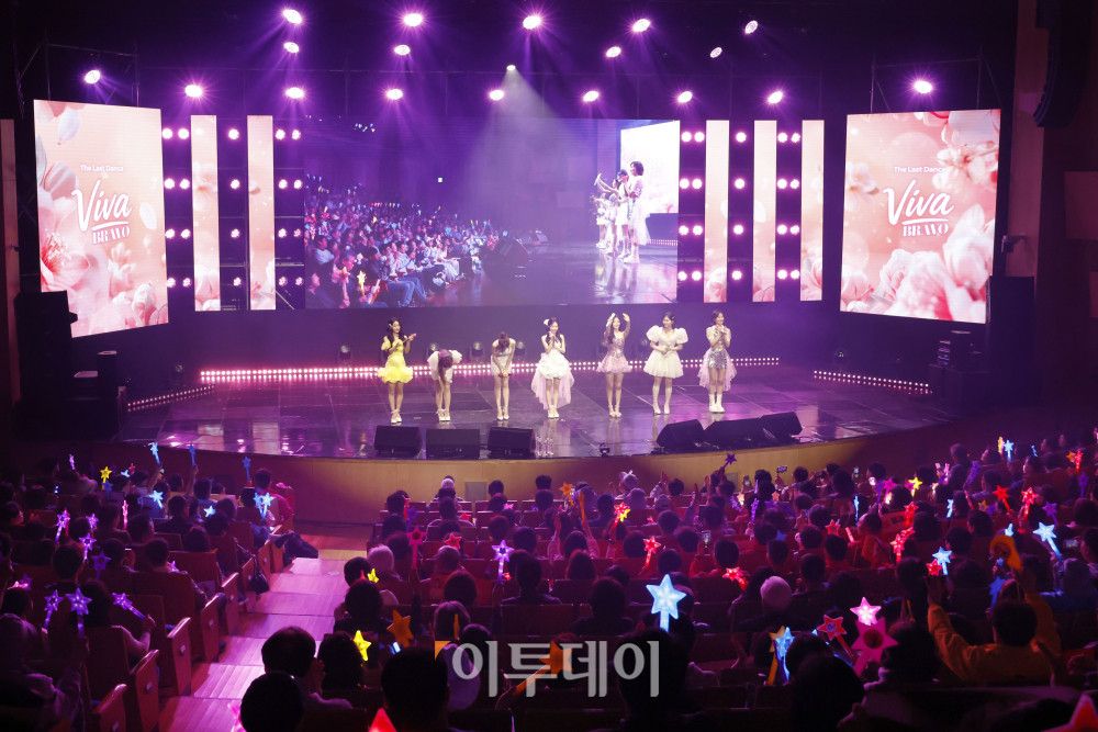 ▲12일 서울 서대문구 연세대 100주년 콘서트홀에서 열린 비바브라보 2nd Festival에서 관객들이 미스트롯3 Top7 정서주, 배아현, 오유진, 미스김, 나영, 김소연, 정슬이 공연을 관람하고 있다. 고이란 기자 photoeran@