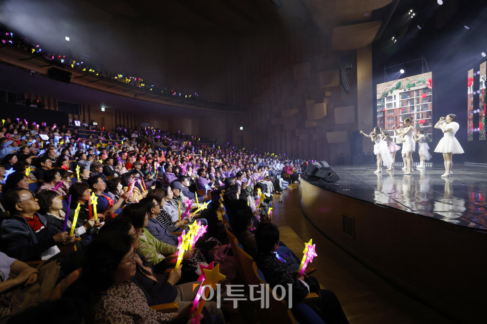 ▲12일 서울 서대문구 연세대 100주년 콘서트홀에서 열린 비바브라보 2nd Festival에서 관객들이 미스트롯3 Top7 정서주, 배아현, 오유진, 미스김, 나영, 김소연, 정슬이 공연을 관람하고 있다. 고이란 기자 photoeran@