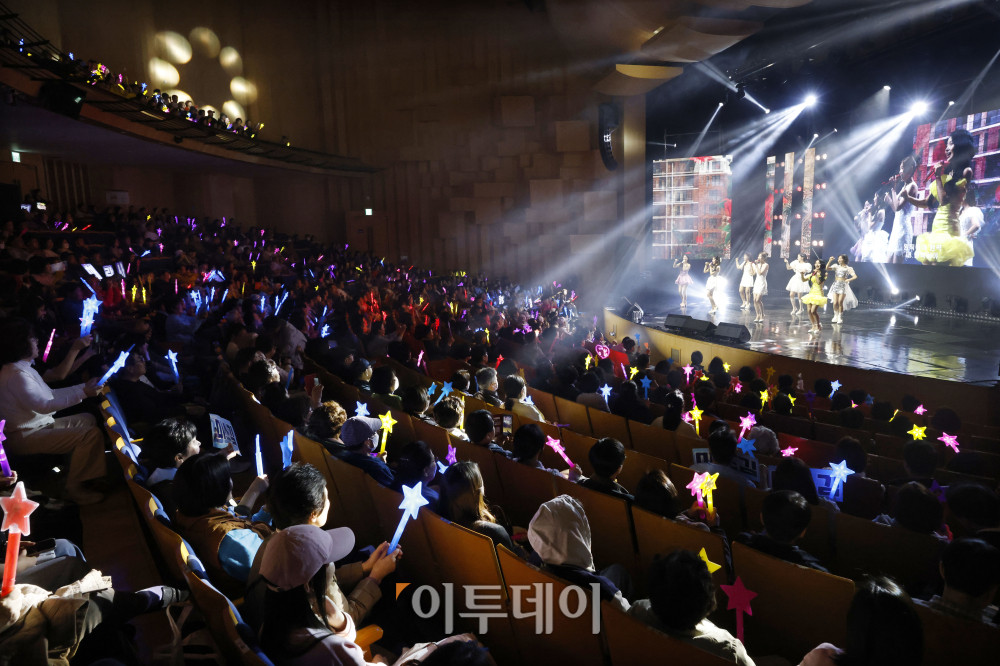▲12일 서울 서대문구 연세대 100주년 콘서트홀에서 열린 비바브라보 2nd Festival에서 관객들이 미스트롯3 Top7 정서주, 배아현, 오유진, 미스김, 나영, 김소연, 정슬이 공연을 관람하고 있다. 고이란 기자 photoeran@