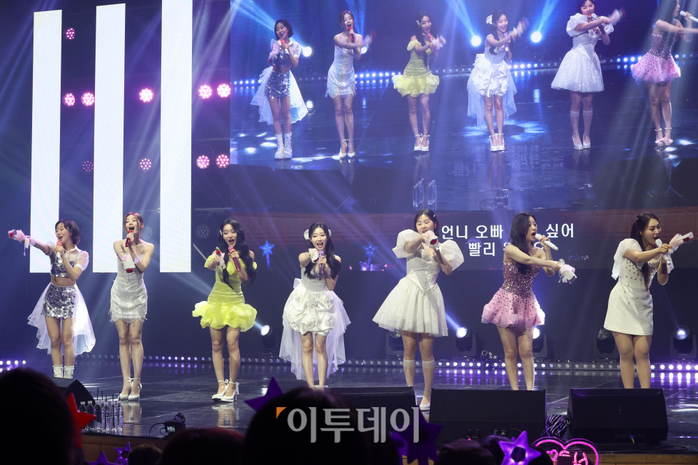 ▲12일 서울 서대문구 연세대 100주년 콘서트홀에서 열린 비바브라보 2nd Festival에서 미스트롯3 Top7 정서주, 배아현, 오유진, 미스김, 나영, 김소연, 정슬이 공연을 하고 있다. 고이란 기자 photoeran@