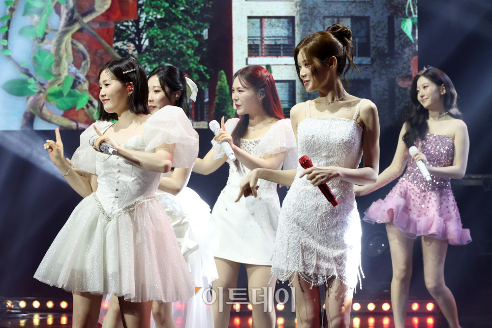 ▲12일 서울 서대문구 연세대 100주년 콘서트홀에서 열린 비바브라보 2nd Festival에서 미스트롯3 Top7 정서주, 배아현, 오유진, 미스김, 나영, 김소연, 정슬이 공연을 하고 있다. 고이란 기자 photoeran@