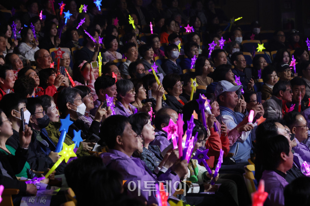 ▲12일 서울 서대문구 연세대 100주년 콘서트홀에서 열린 비바브라보 2nd Festival에서 관객들이 미스트롯3 Top7 정서주, 배아현, 오유진, 미스김, 나영, 김소연, 정슬이 공연을 관람하고 있다. 고이란 기자 photoeran@