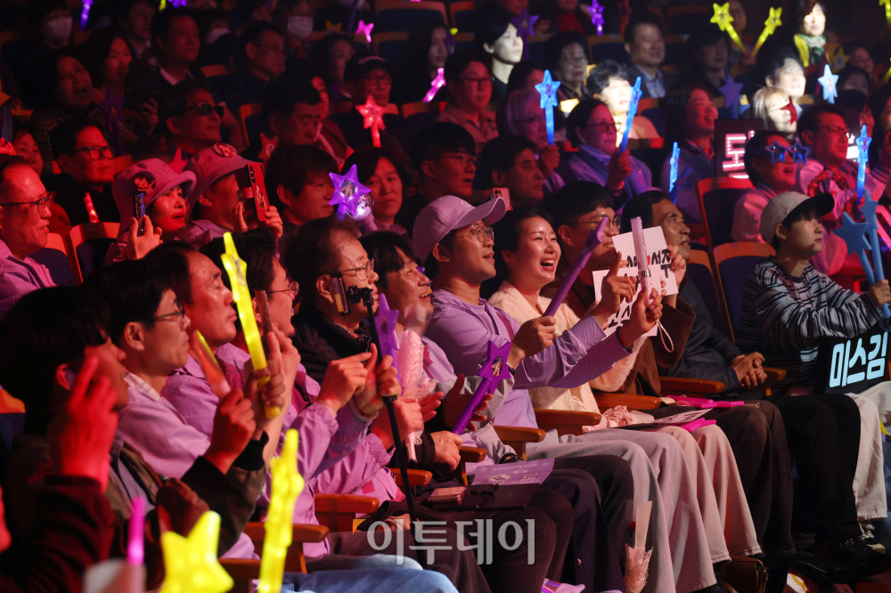 ▲12일 서울 서대문구 연세대 100주년 콘서트홀에서 열린 비바브라보 2nd Festival에서 관객들이 미스트롯3 Top7 정서주, 배아현, 오유진, 미스김, 나영, 김소연, 정슬이 공연을 관람하고 있다. 고이란 기자 photoeran@