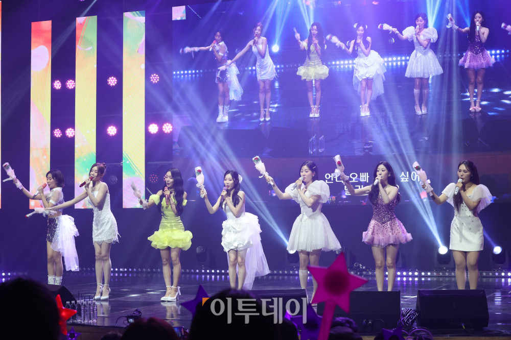 ▲12일 서울 서대문구 연세대 100주년 콘서트홀에서 열린 비바브라보 2nd Festival에서 미스트롯3 Top7 정서주, 배아현, 오유진, 미스김, 나영, 김소연, 정슬이 공연을 하고 있다. 고이란 기자 photoeran@