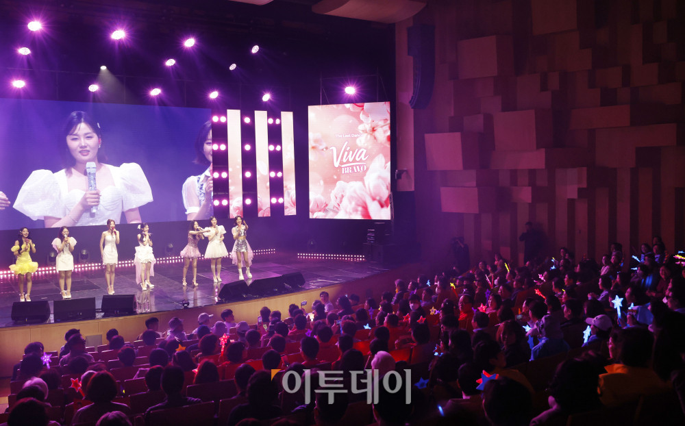 ▲12일 서울 서대문구 연세대 100주년 콘서트홀에서 열린 비바브라보 2nd Festival에서 관객들이 미스트롯3 Top7 정서주, 배아현, 오유진, 미스김, 나영, 김소연, 정슬이 공연을 관람하고 있다. 고이란 기자 photoeran@