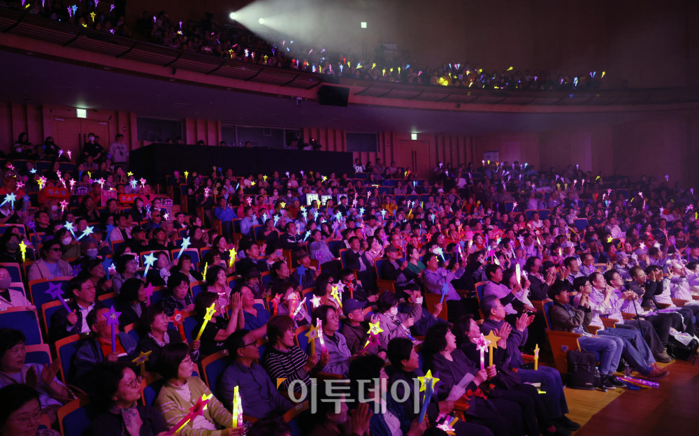 ▲12일 서울 서대문구 연세대 100주년 콘서트홀에서 열린 비바브라보 2nd Festival에서 관객들이 미스트롯3 Top7 정서주, 배아현, 오유진, 미스김, 나영, 김소연, 정슬이 공연을 관람하고 있다. 고이란 기자 photoeran@