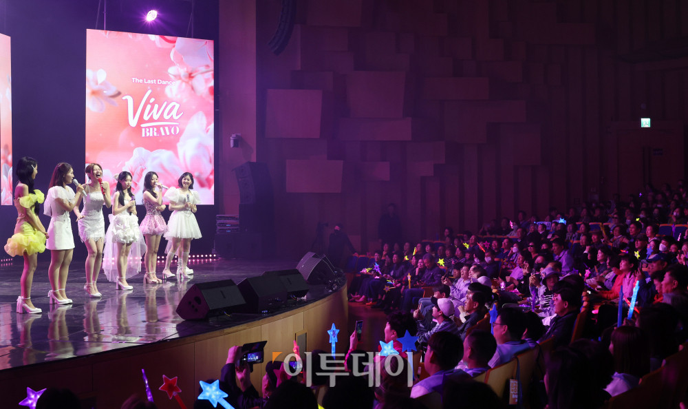 ▲12일 서울 서대문구 연세대 100주년 콘서트홀에서 열린 비바브라보 2nd Festival에서 미스트롯3 Top7 정서주, 배아현, 오유진, 미스김, 나영, 김소연, 정슬이 공연을 하고 있다. 고이란 기자 photoeran@