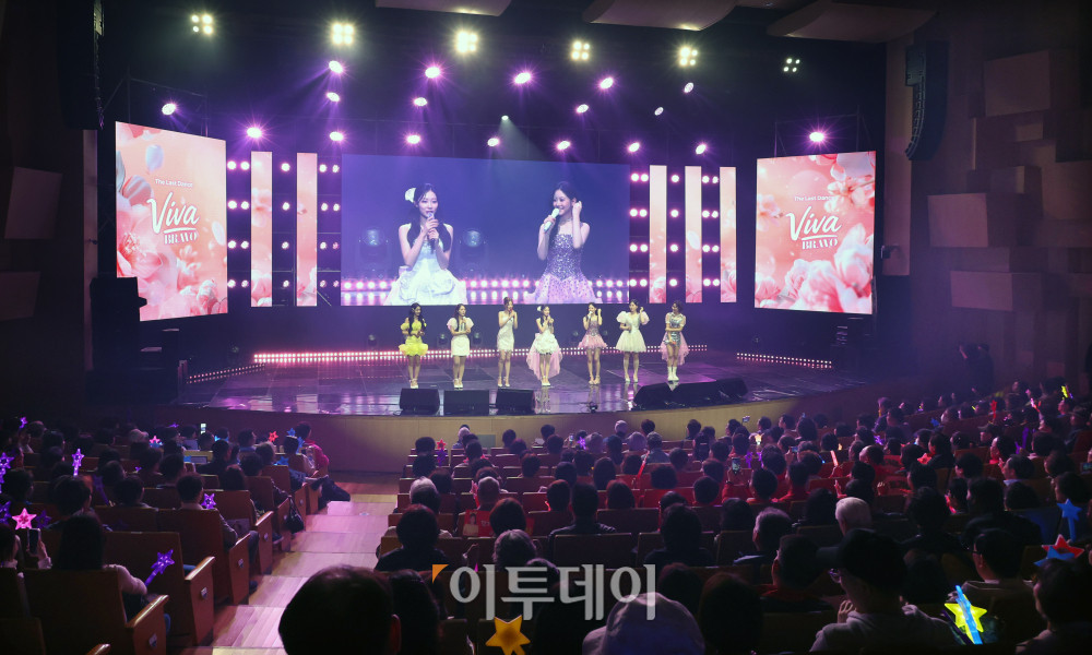 ▲12일 서울 서대문구 연세대 100주년 콘서트홀에서 열린 비바브라보 2nd Festival에서 미스트롯3 Top7 정서주, 배아현, 오유진, 미스김, 나영, 김소연, 정슬이 공연을 하고 있다. 고이란 기자 photoeran@