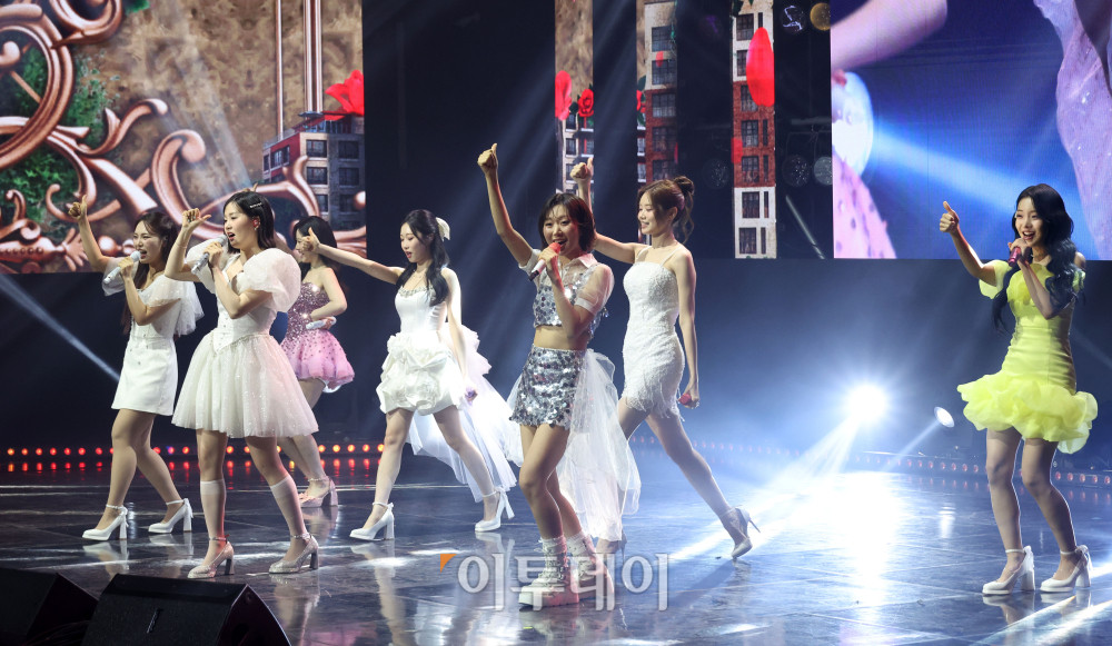 ▲12일 서울 서대문구 연세대 100주년 콘서트홀에서 열린 비바브라보 2nd Festival에서 미스트롯3 Top7 정서주, 배아현, 오유진, 미스김, 나영, 김소연, 정슬이 공연을 하고 있다. 고이란 기자 photoeran@