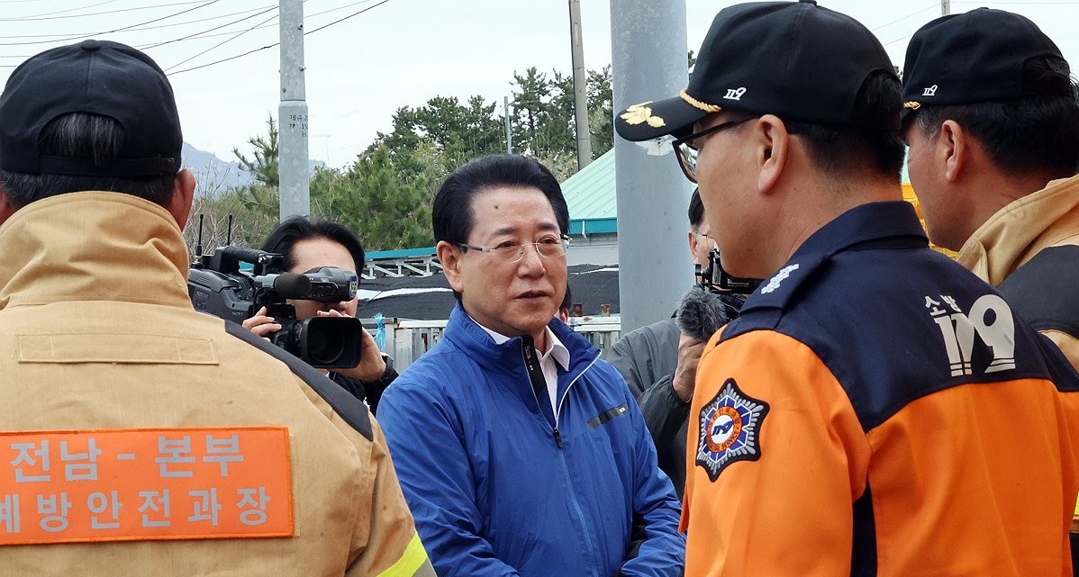 ▲더불어민주당 김영록 전남광주통합시장 예비후보가 12일 전남 완도군 군외면 한 수산물 가공업체 화재 현장을 찾아 둘러보고 있다 (사진제공=연합뉴스)