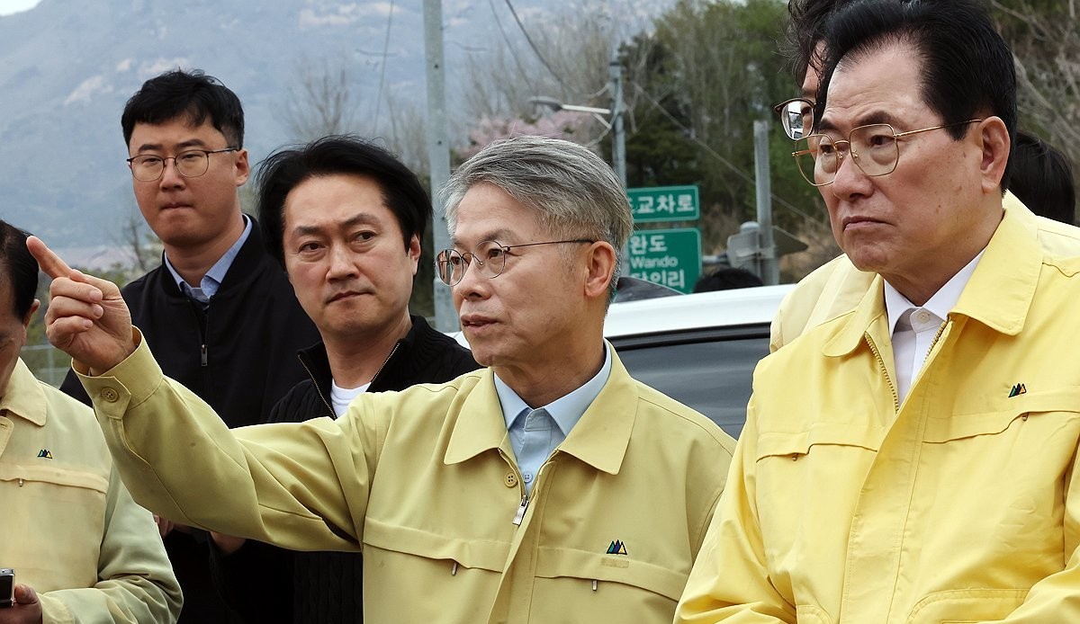 ▲더불어민주당 민형배 전남광주통합시장 예비후보가 12일 전남 완도군 군외면 한 수산물 가공업체 화재 현장을 둘러보고 있다. (사진제공=연합뉴스)