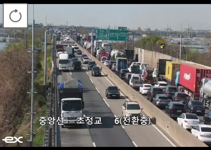 ▲[속보] 중앙고속도로 초정 인근 화물차 사고…부산방향 초정교·괴정교·대감분기점 정체 극심 (출처=로드플러스 캡처)