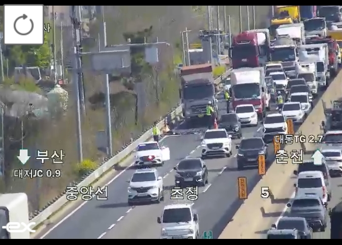 ▲[속보] 중앙고속도로 초정 인근 화물차 사고…부산방향 초정교·괴정교·대감분기점 정체 극심 (출처=로드플러스 캡처)