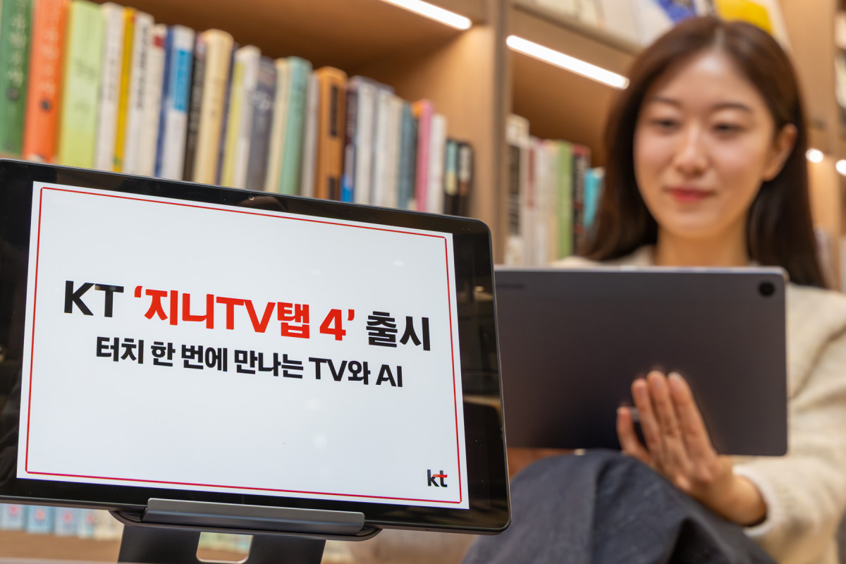 ▲KT는 태블릿형 IPTV 단말 ‘지니 TV 탭 4’를 13일 출시한다고 밝혔다. KT 직원이 지니 TV 탭 4의 핵심 기능을 이용하고 있다. (사진제공=KT)