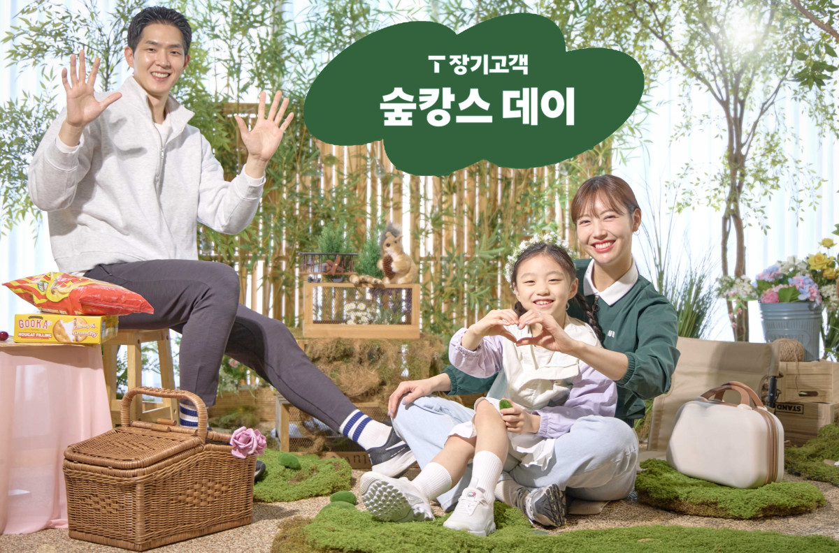 ▲SK텔레콤은 SKT와 10년 이상 함께한 장기고객을 대상으로, 에버랜드 내 ‘포레스트 캠프’에서 자연 속 휴식과 체험을 제공하는 ‘T 장기고객 숲캉스 데이’를 진행한다고 13일 밝혔다. 사진은 SKT 모델들이 ‘T 장기고객 숲캉스 데이’ 이벤트 페이지를 살펴보는 모습. (사진제공=SK텔레콤)