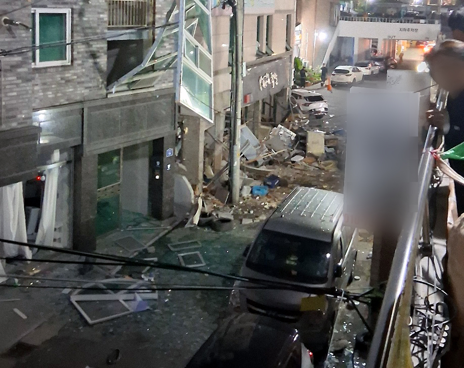 ▲13일 오전 4시께 청주시 흥덕구 봉명동의 한 2층짜리 상가건물에서 가스 누출에 따른 것으로 추정되는 폭발 사고가 발생 8명이 경상을 입었다. 사진은 폭발 사고 현장의 모습. (연합뉴스)