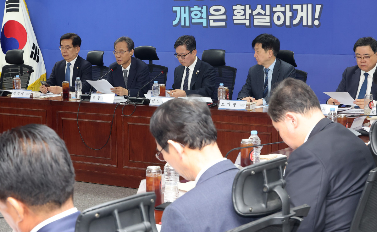 ▲더불어민주당 '중동 상황 경제 대응 특별위원회' 위원장인 유동수 의원(왼쪽 두 번째)이 13일 국회 의원회관에서 열린 '중동전쟁 경제 대응 특위 3차 회의'에서 발언하고 있다. 사진=연합뉴스