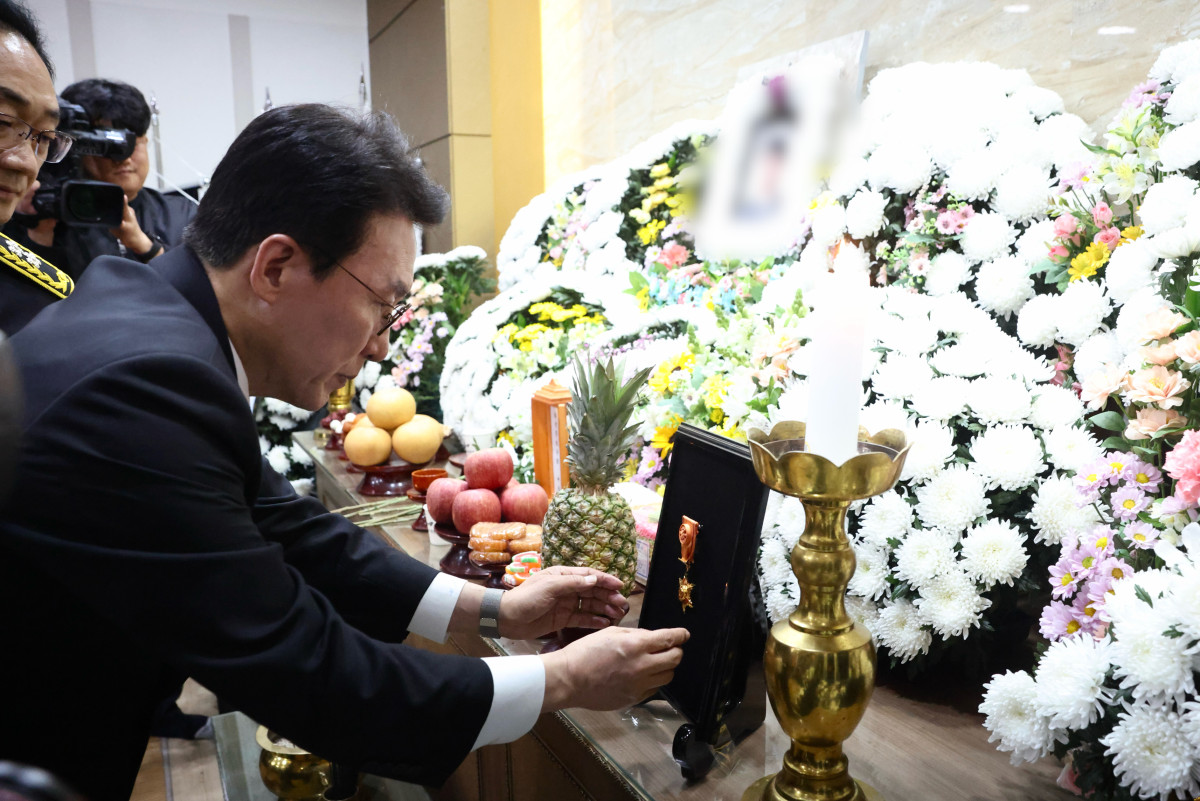 ▲김민석 국무총리가 13일 전남 완도 냉동창고 화재 현장에서 순직한 소방관들을 조문하고 옥조근정훈장을 직접 추서하고 있다. (사진제공=총리실)