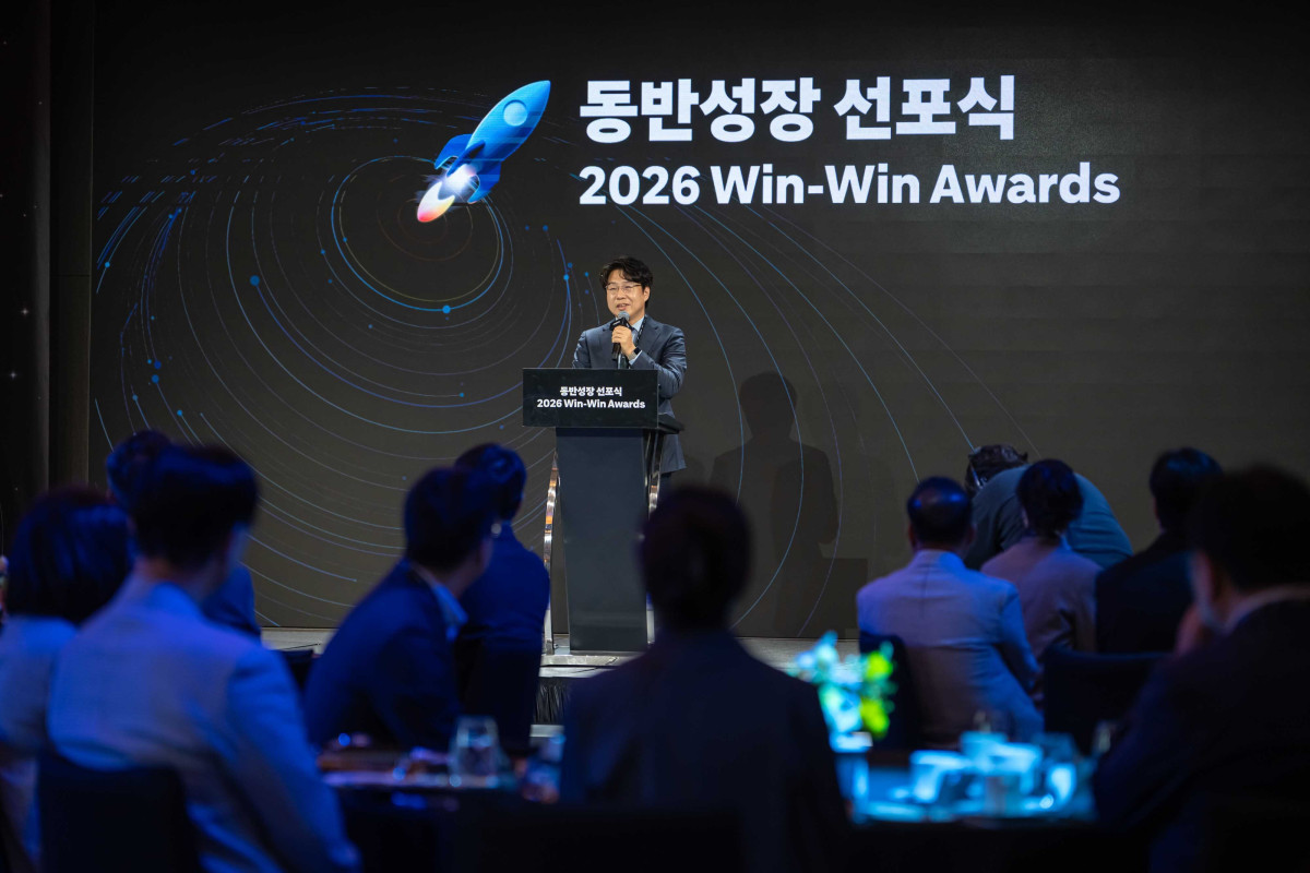 ▲전경수 CPLB 대표가 'CPLB 2026 윈윈 어워즈'에서 환영 인사를 하고 있다. (사진제공=쿠팡)